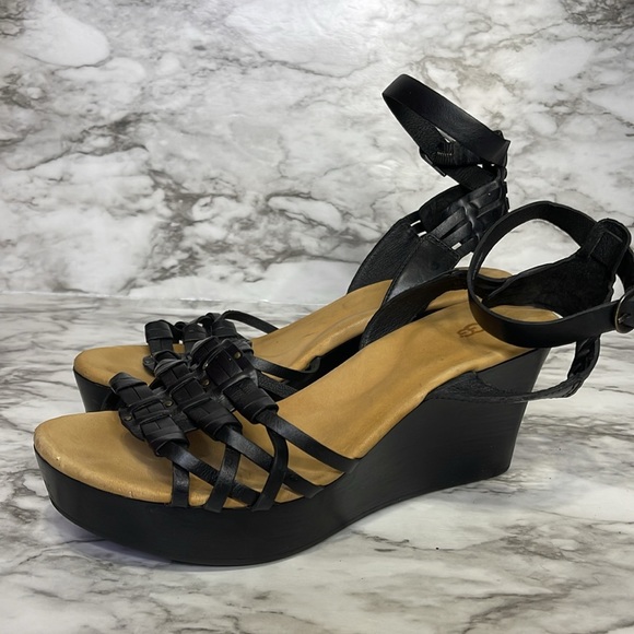 UGG Farrah Premium leather upper Leather straps Adjustable Buckle closure size 8 - Picture 4 of 16